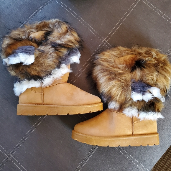 New! Camel Mid Calf Furry Winter Boots - Picture 3 of 5